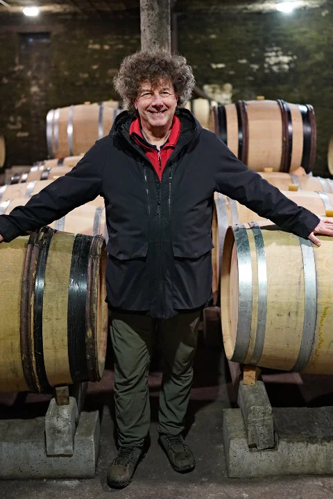 Philippe Pacalet entre deux rangées de fûts, photographie publiée par Burgundy Report
