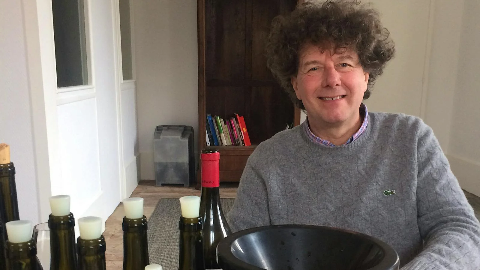 Philippe Pacalet derrière plusieurs bouteilles lors de la visite de Wine Spectator