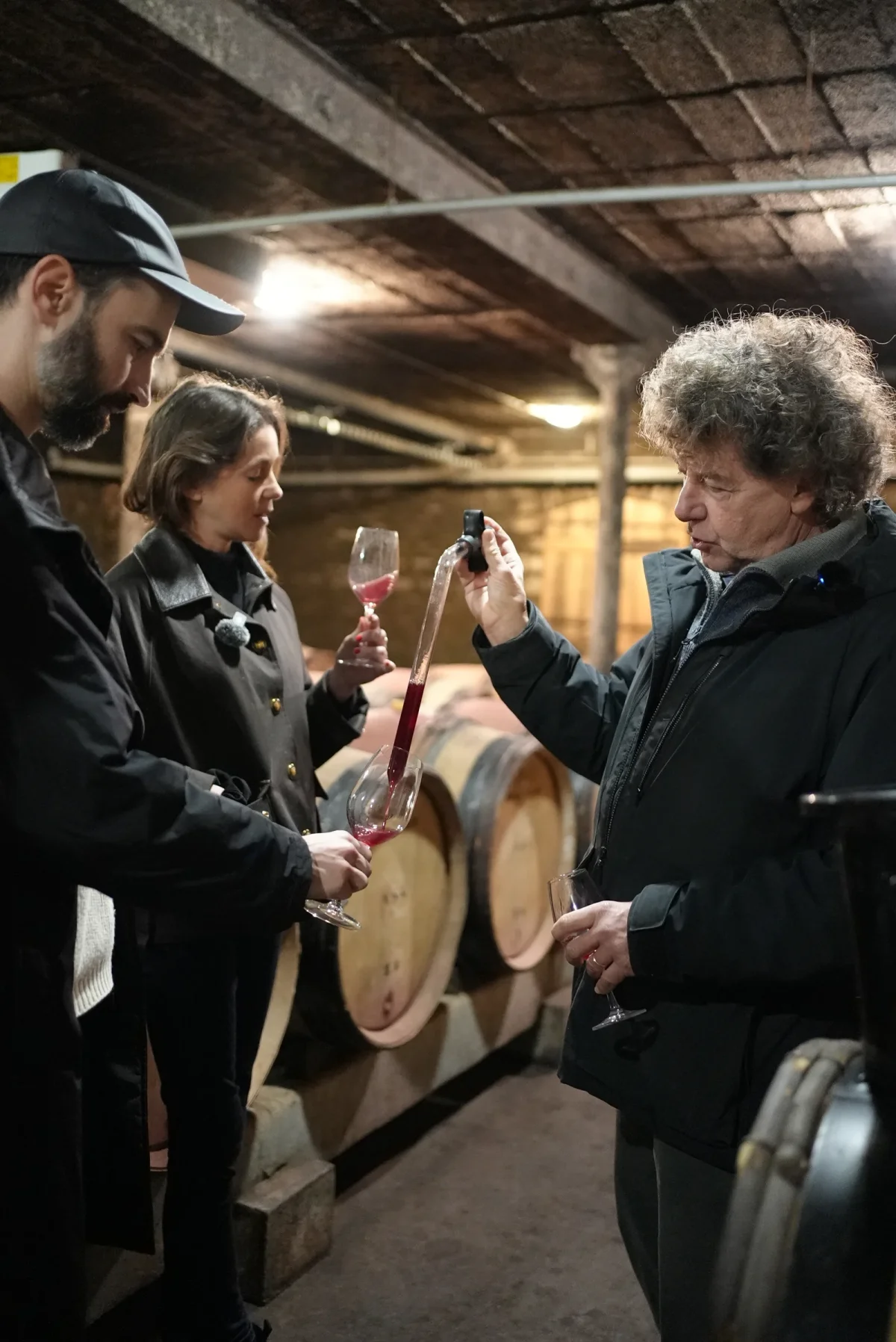 Philippe Pacalet schenkt bei einer Kellerverkostung Wein mit einem Weinheber ein