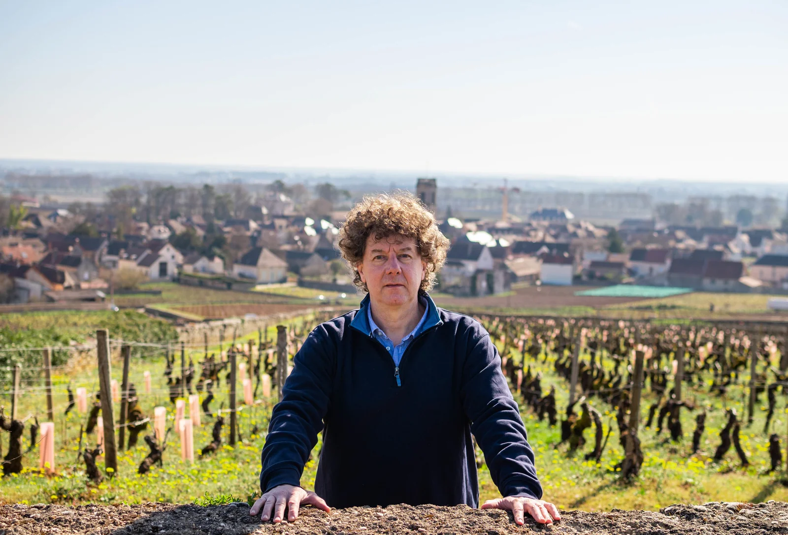 Portrait de Philippe Pacalet devant des vignes, photographie publiée par Le Figaro Vin